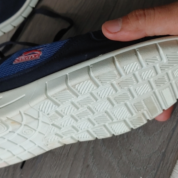 Athletic shoes - Picture 2 of 3